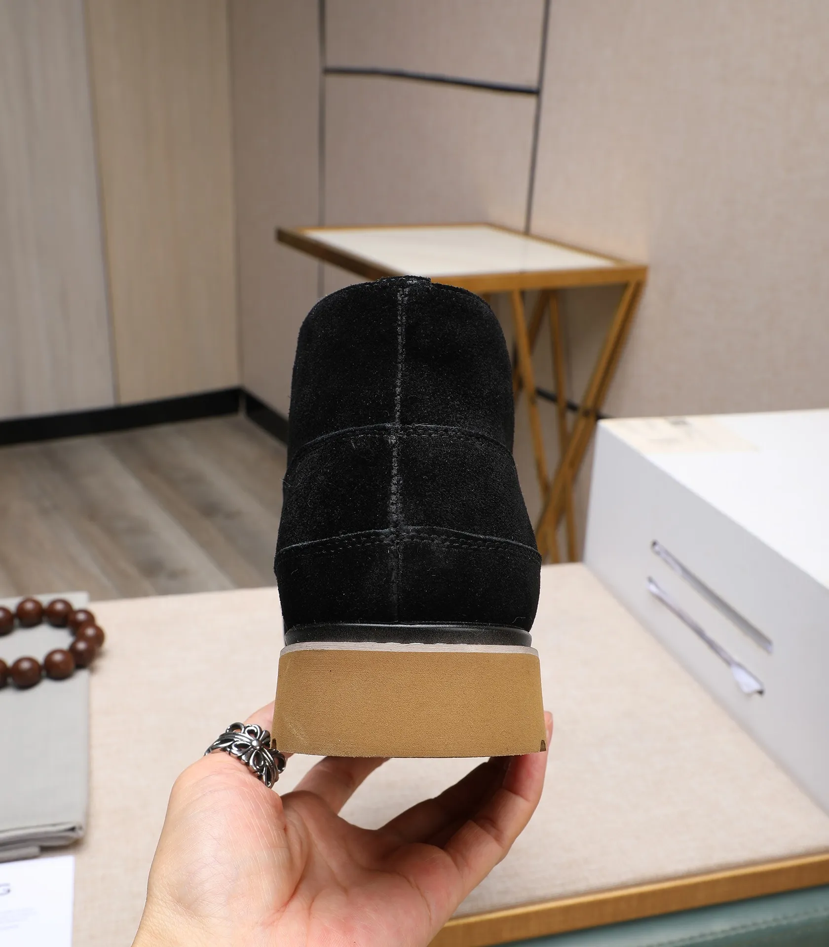 Men's shoes 💰600 (full genuine wool lining, 10% off for fake ones) Please note the quality of the original item and compare the thickness of the wool 🏮🏮 Popular UGG from Australia's warm luxury brand men's shoes, the official website is synchronized, Beckham men's style..., made of imported top-layer waxed cowhide, waxed toe cap, Australian real wool velvet lining Carefully sewn...Imported rubber Martin boots outsole (comfortable, soft, wear-resistant) The quality is really great...Exquisite workmanship, you can't put it down at first sight, size 38-44 (customized in 45)